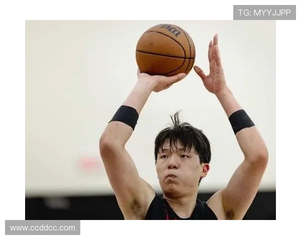 杨瀚森新秀赛对位克林根像训练